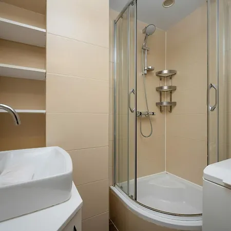 Family With Workspace And 3 Bedrooms By Renters * فروتسواف