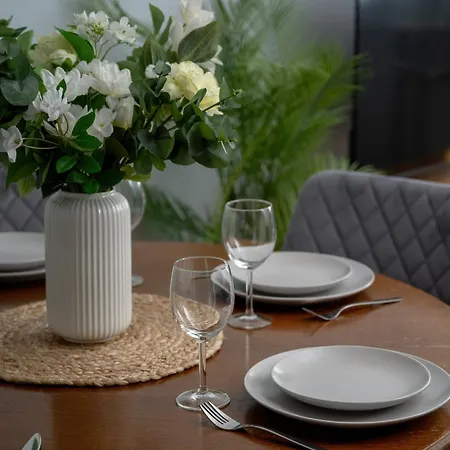Family With Workspace And 3 Bedrooms By Renters شقة *