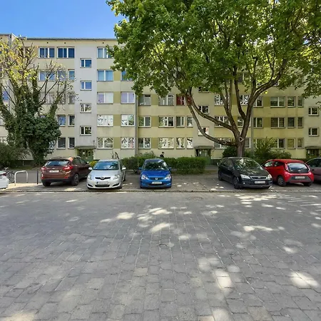 Family With Workspace And 3 Bedrooms By Renters شقة *